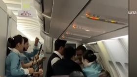 VIDEO Un pasager dintr-un avion a vrut să deschidă ușile în timpul zborului. Bărbatul a devenit violent